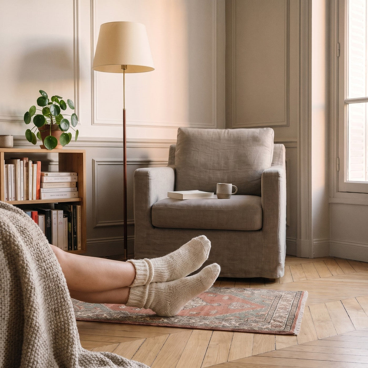 Pieds en chaussettes epaisses en laine ecrue sur un tapis Image