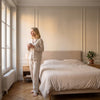 Femme en ensemble de pyjama dans sa chambre