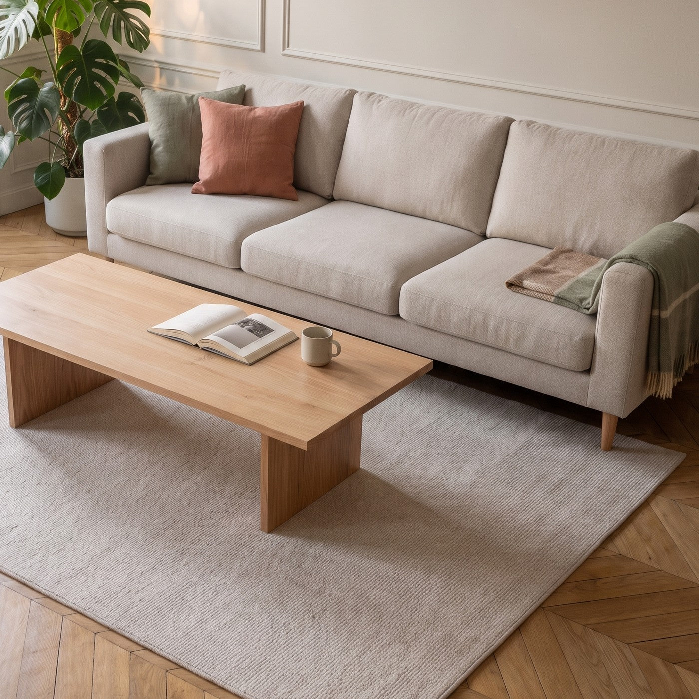 Grand tapis clair a maille bouclee dans un salon Image