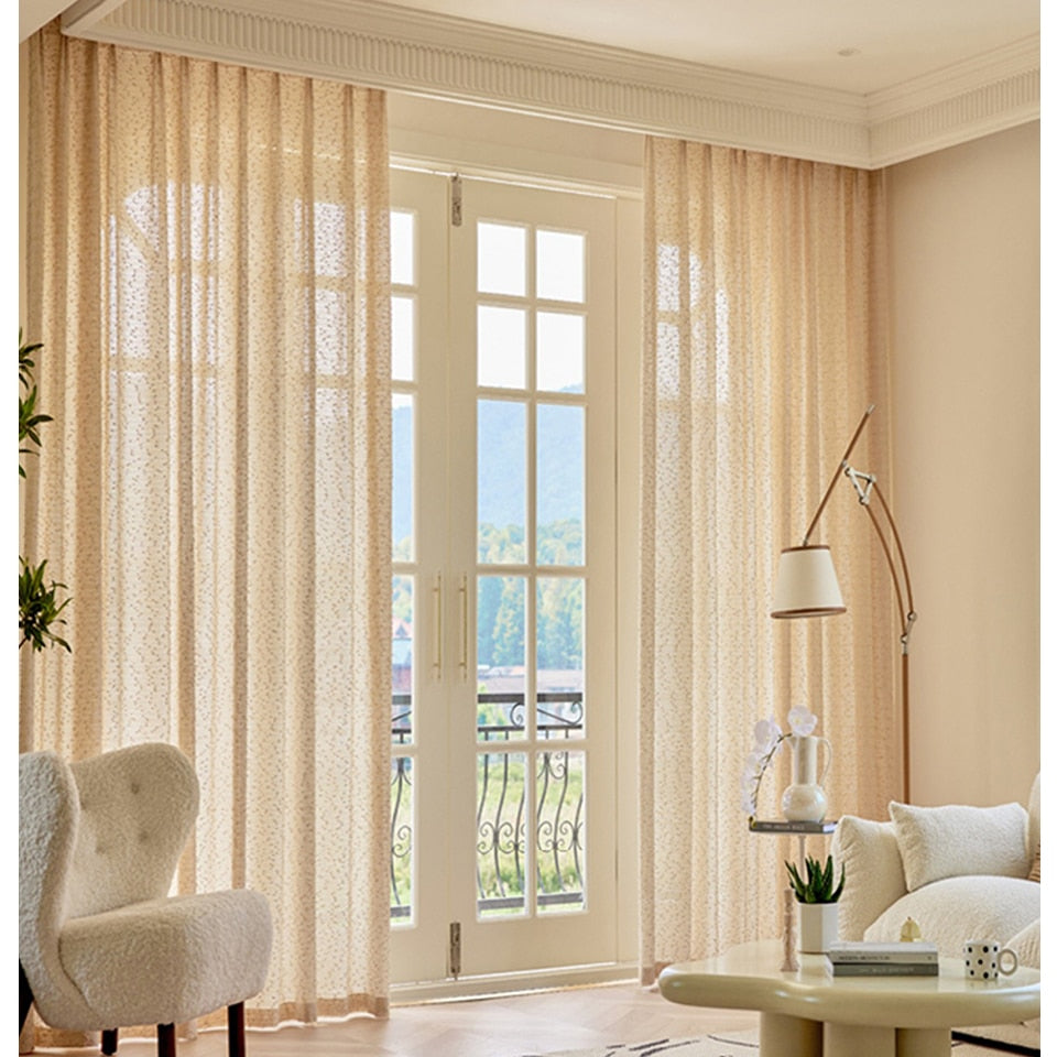 Rideau beige cocooning dans un intérieur moderne