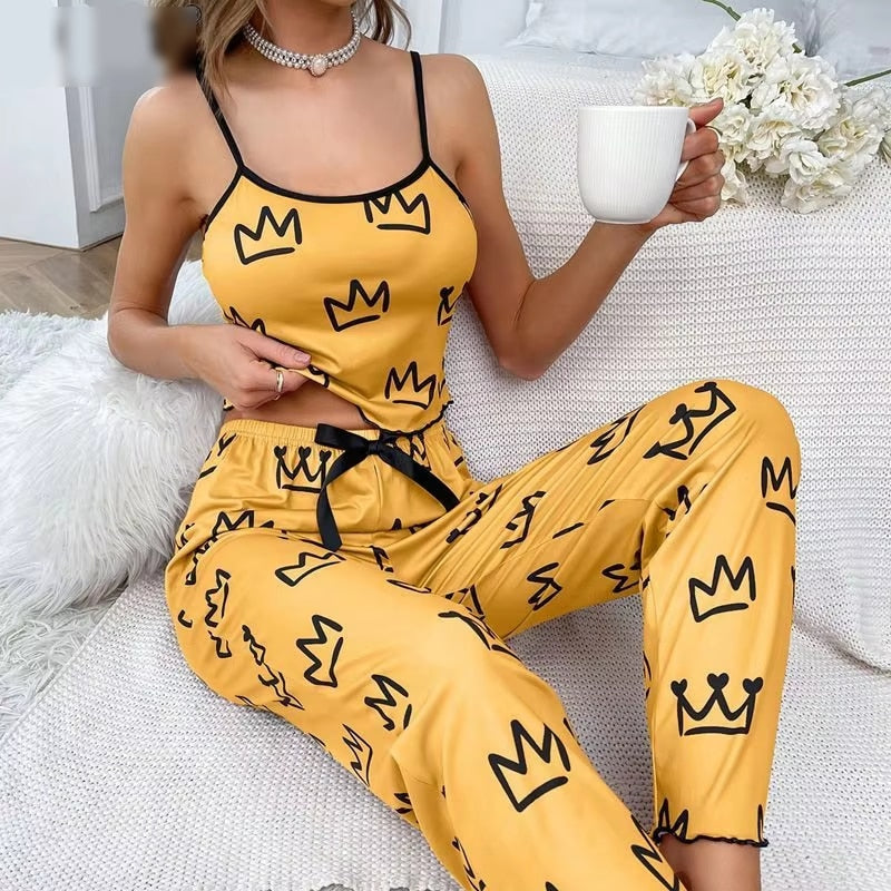 Femme pyjama jaune avec des couronnes