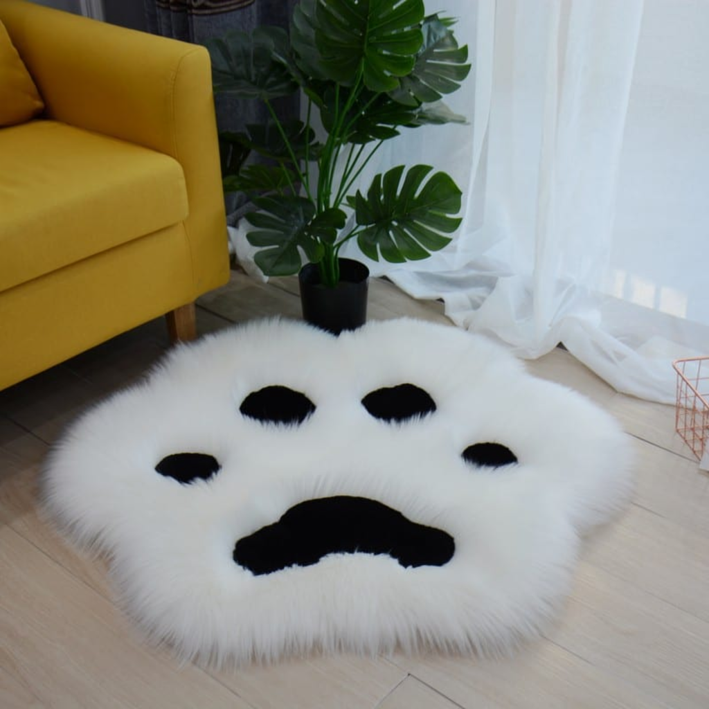 Tapis patte de chat coussinets noirs dans un salon