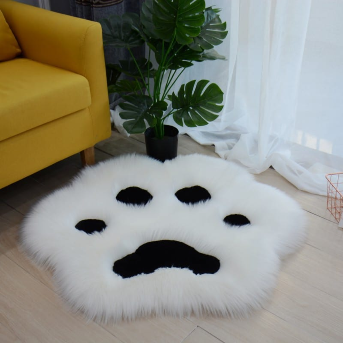 Tapis patte de chat coussinets noirs dans un salon