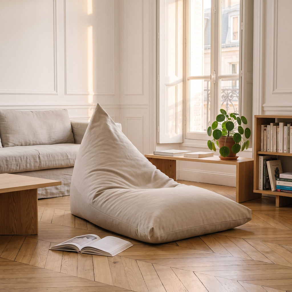 Pouf de sol beige dans un salon