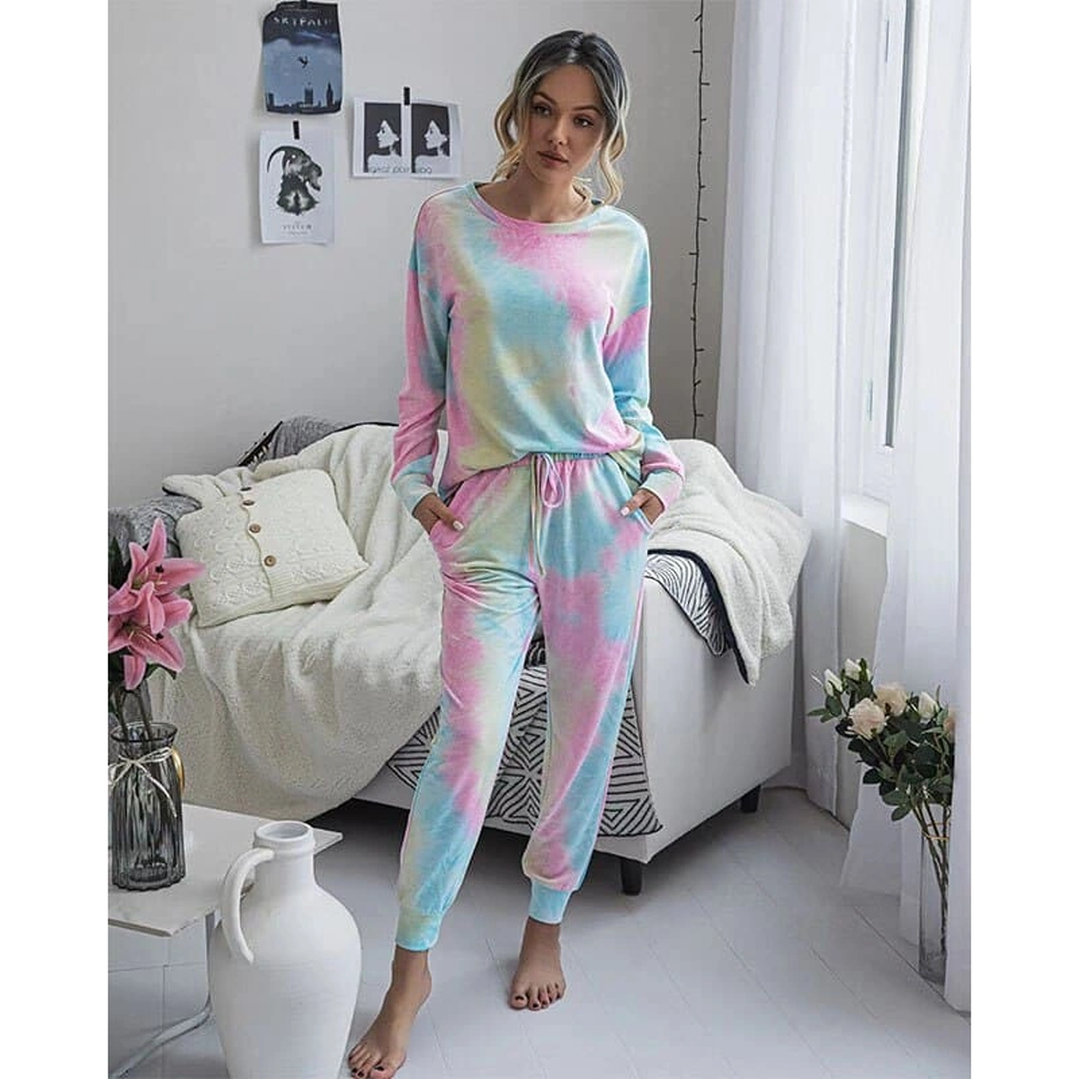 Ensemble tie and dye pastel rose et bleu porté, vue de face