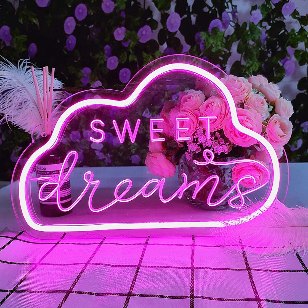 Enseigne lumineuse sweet dreams rose dans un décor floral