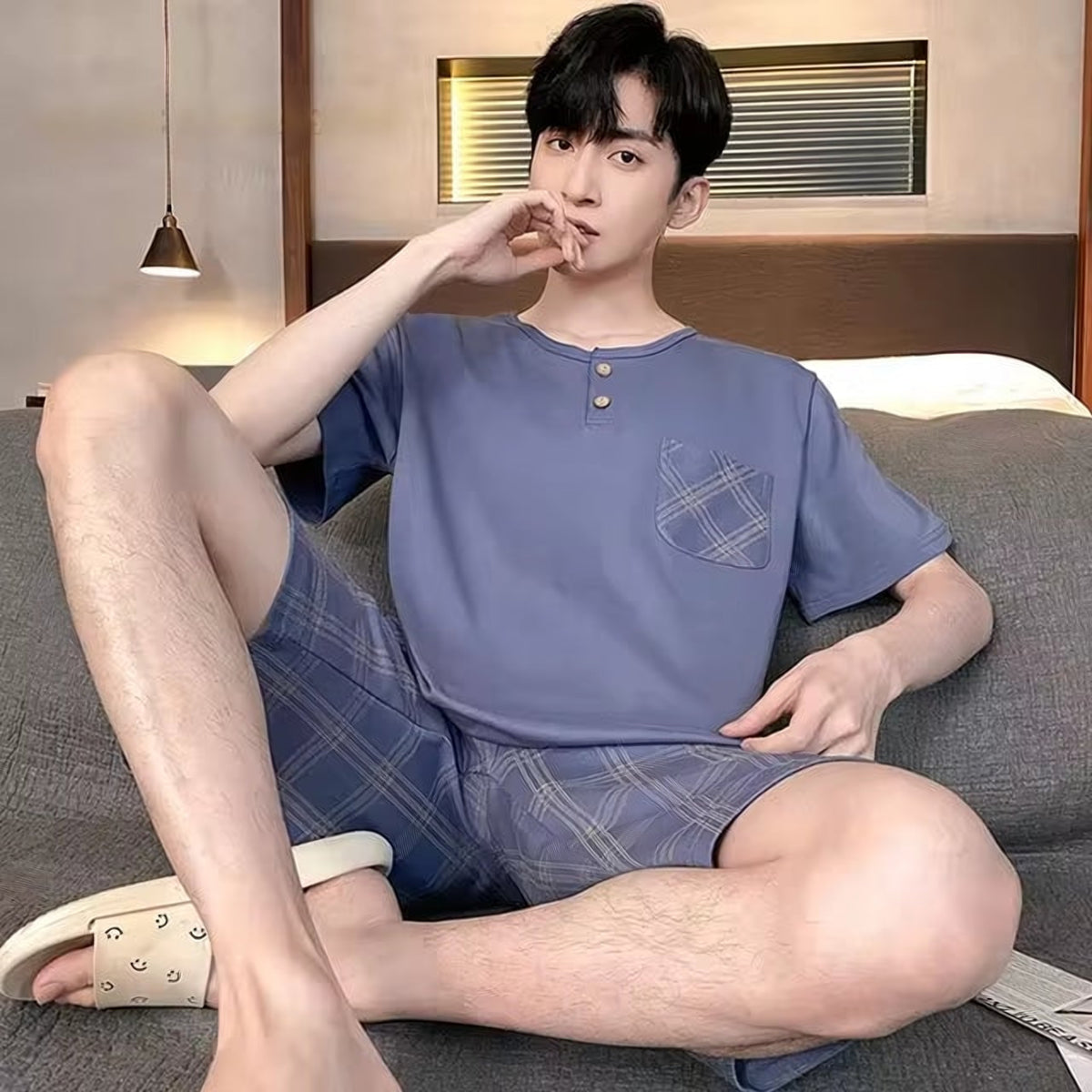 Pyjama d'été homme aux détails contrastés, modèle Bleu à col boutonné et carreaux