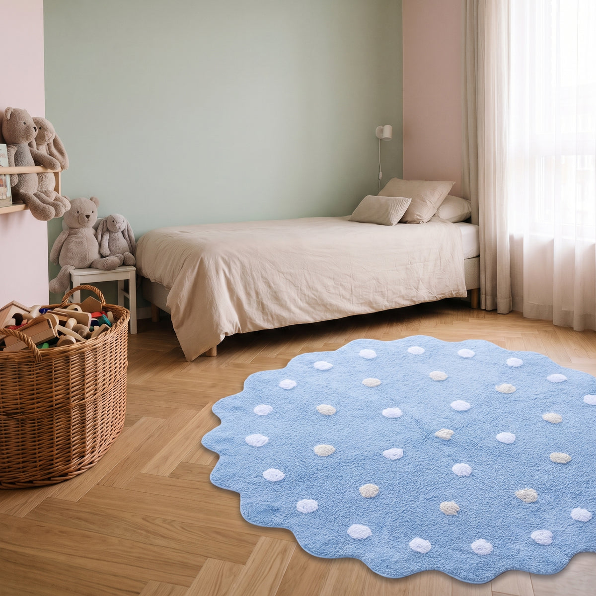 Tapis rond à pois bleu ciel posé au sol dans une chambre d'enfant