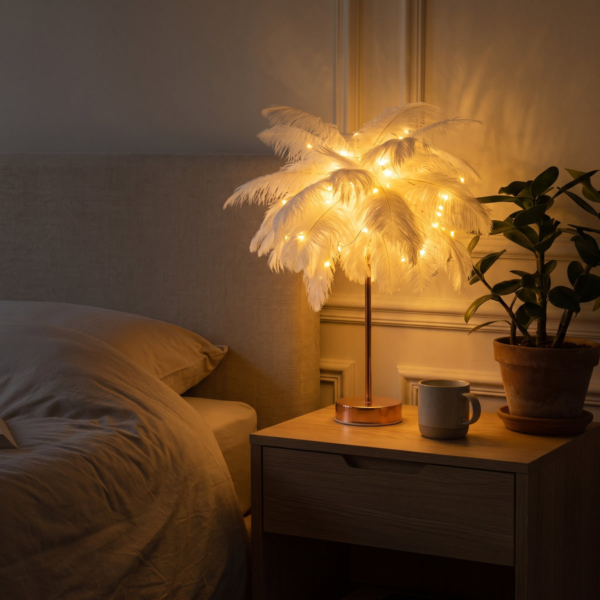 Lampe à plumes blanches allumée sur une table de chevet dans une chambre le soir