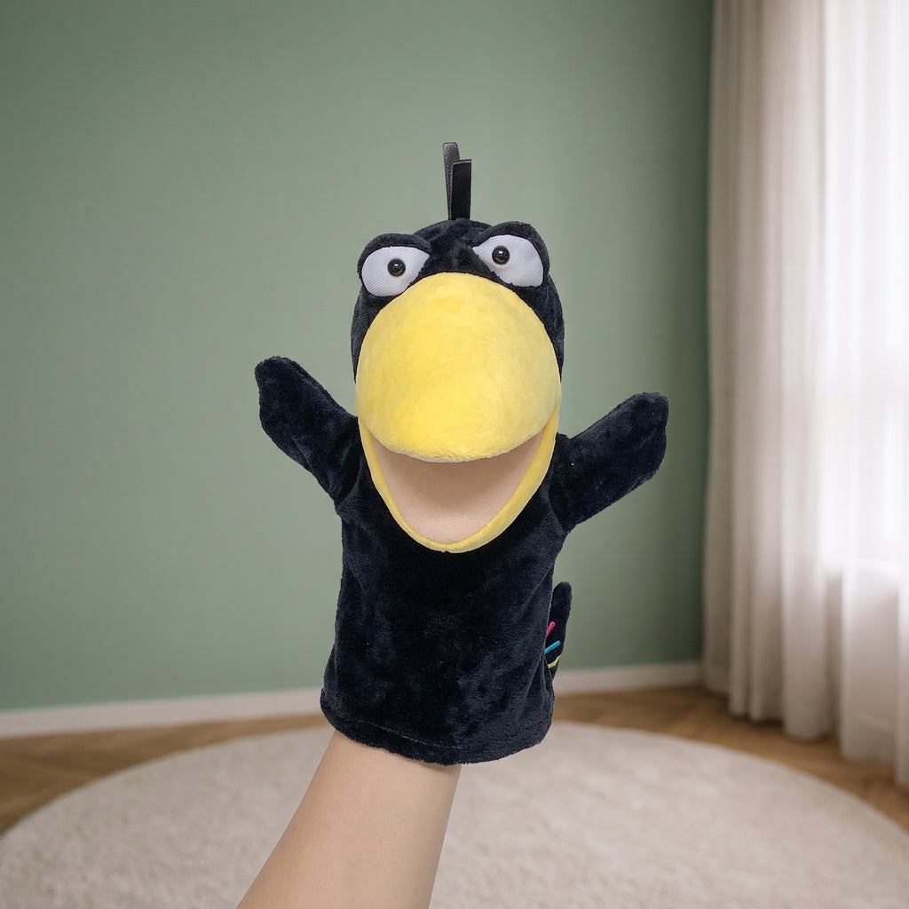 Marionnette à main corbeau animée dans une chambre d’enfant