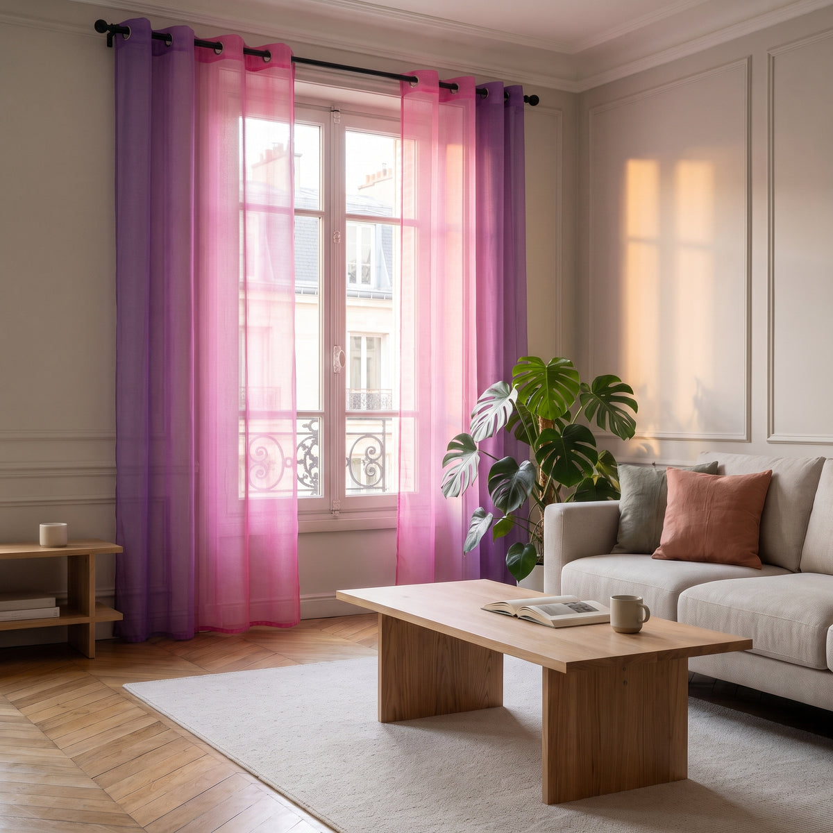 Rideau violet et rose installé devant la fenêtre entière du salon