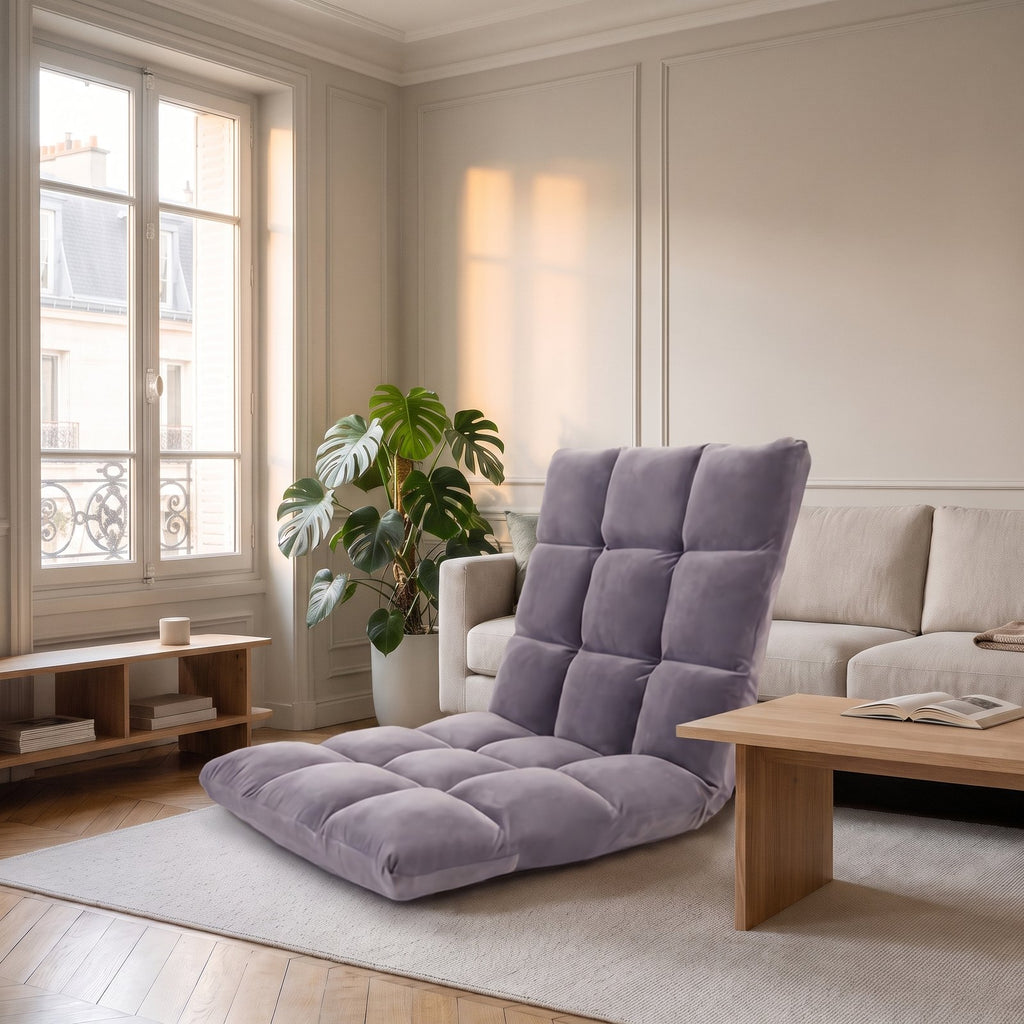 Fauteuil de sol gris posé devant la table basse d'un salon