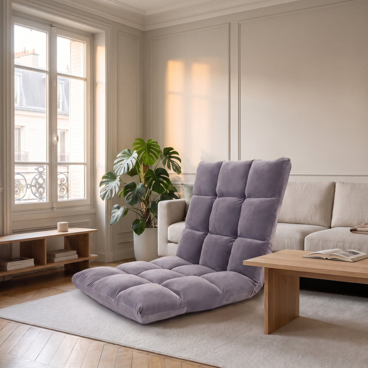 Fauteuil de sol gris posé devant la table basse d'un salon