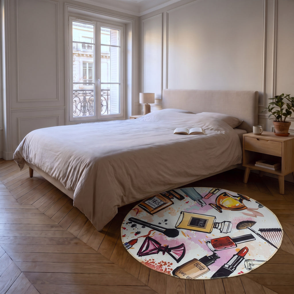 Tapis rond imprimé maquillage posé au pied du lit sur un parquet en point de Hongrie