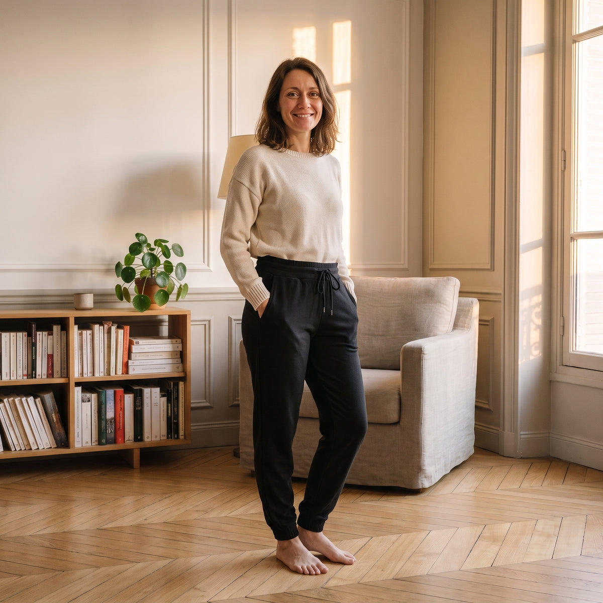 Jogging léger femme noir porté avec les mains dans les poches