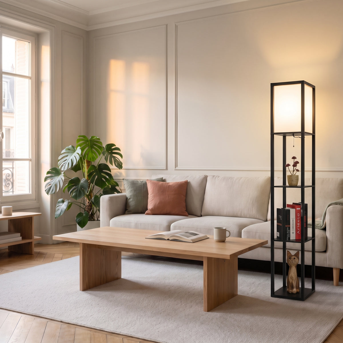 Lampadaire étagère noir allumé près d'un canapé dans un salon clair