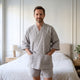 Pyjama kimono japonais homme gris porté dans une chambre