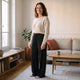 Jogging femme grande taille noir à jambe large porté à la maison