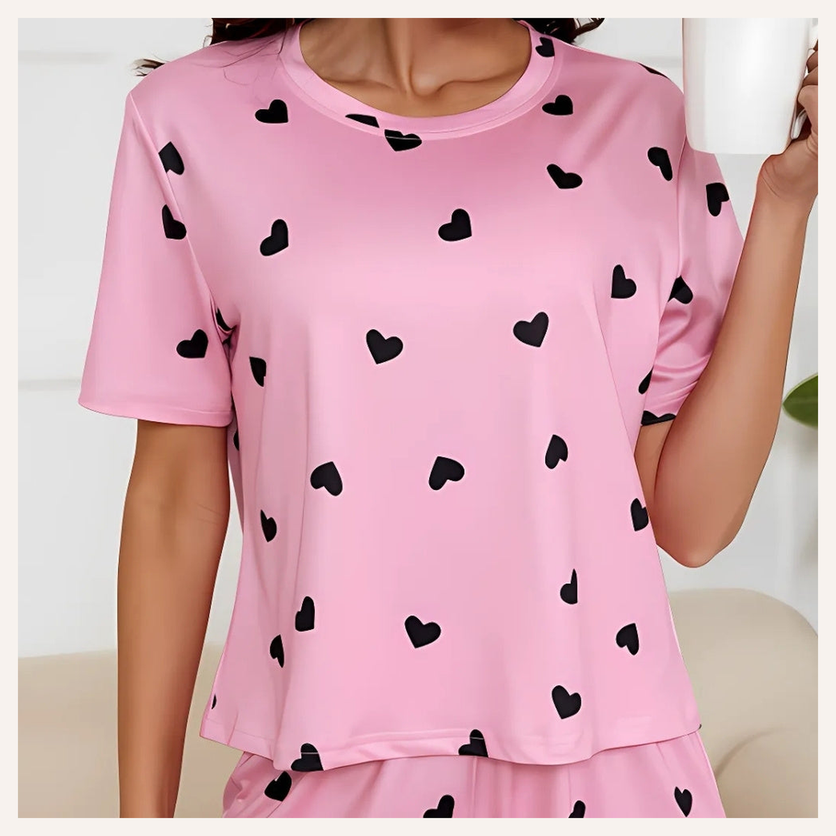 Vue portée du pyjama d'été rose à cœurs noirs Image
