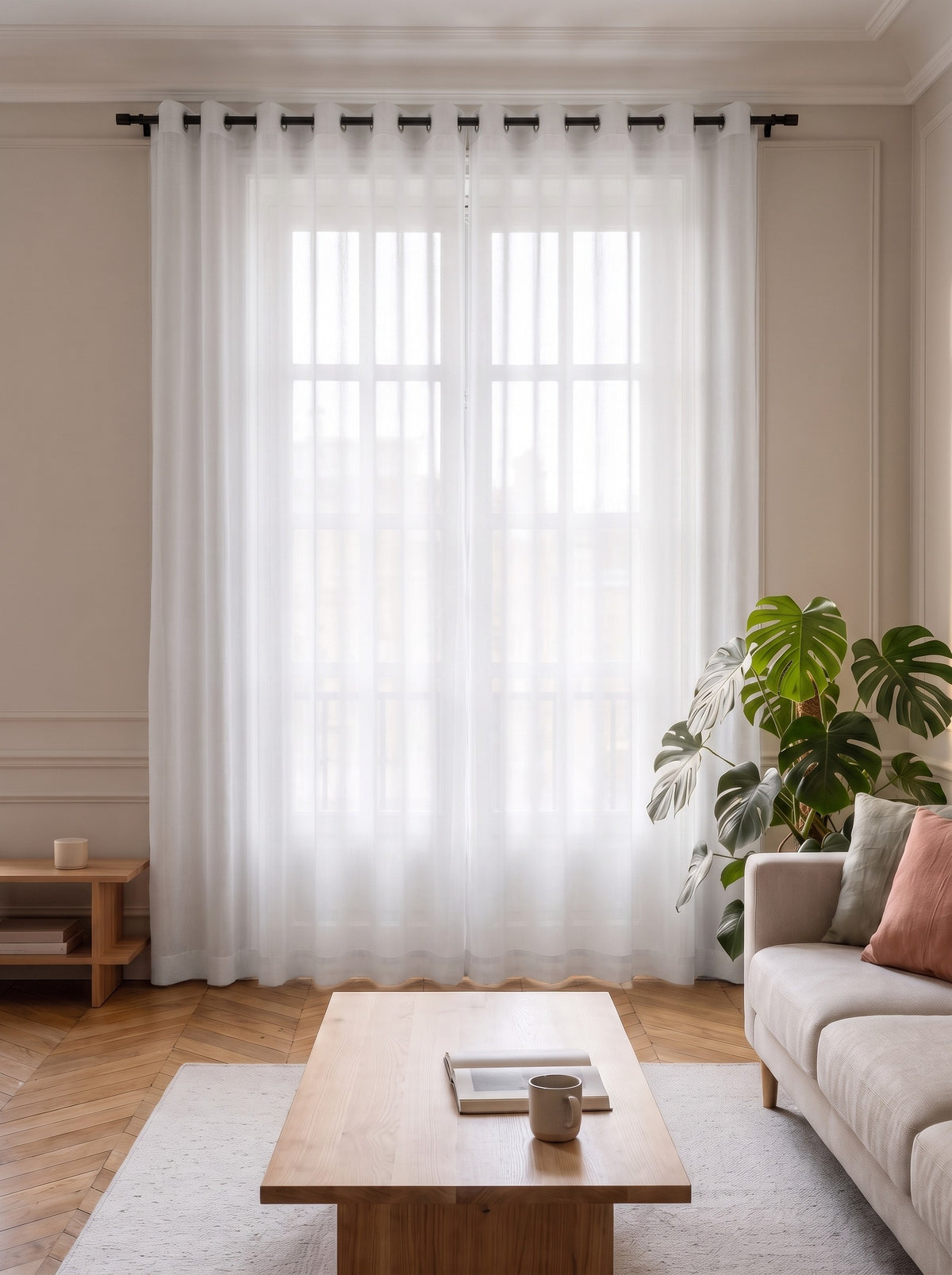 Rideau voilage en tulle blanc tiré devant la fenêtre d'un salon, la lumière du jour traverse le voile