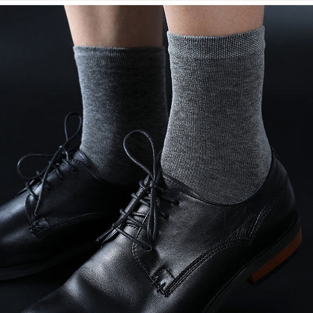 Chaussettes grises unies portées avec un pantalon pour homme