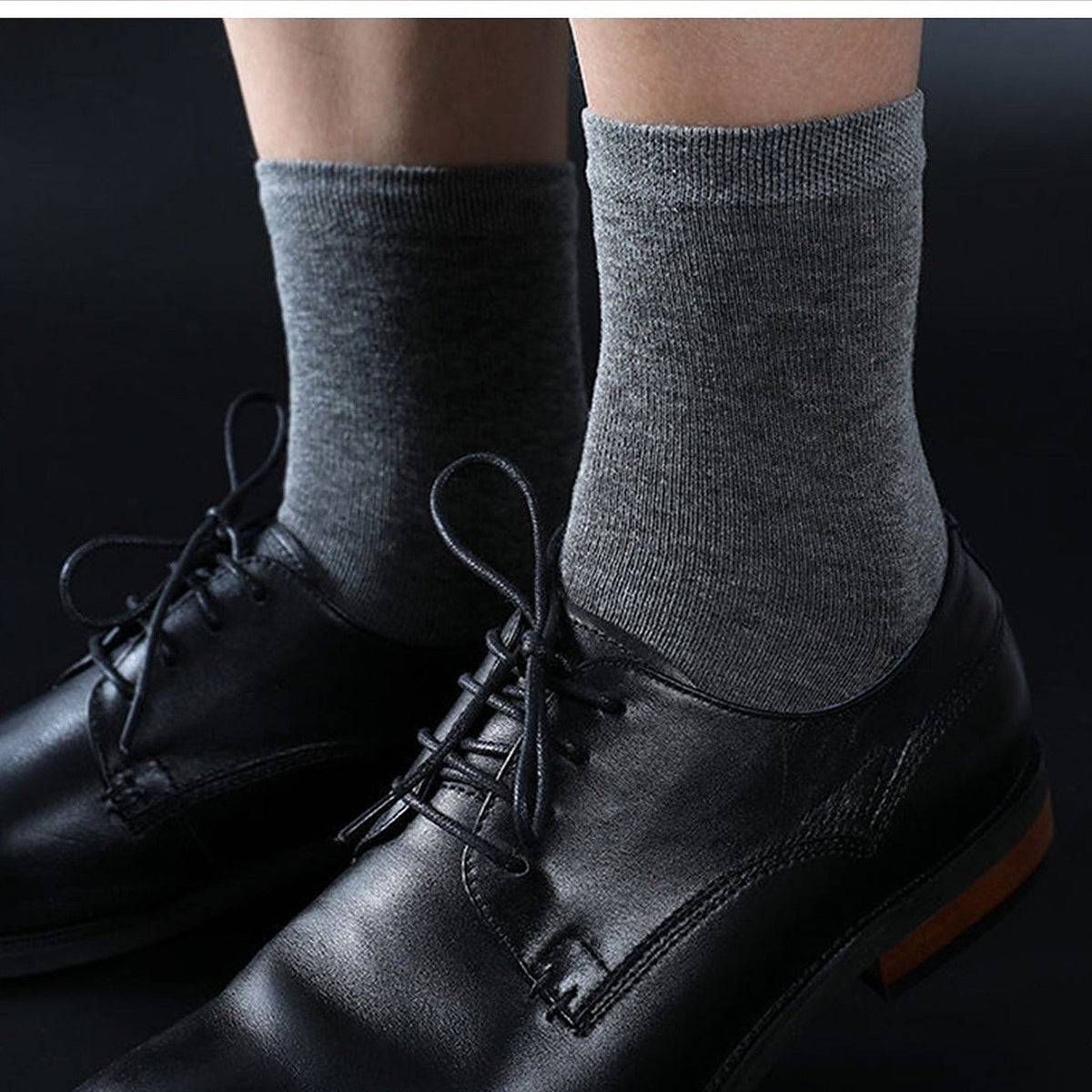 Chaussettes grises unies portées avec un pantalon pour homme