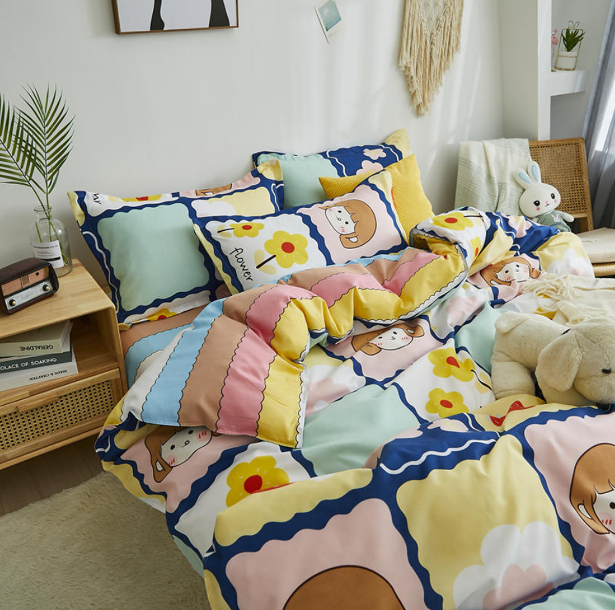 Housse de couette réversible montrant son patchwork et ses rayures pastel