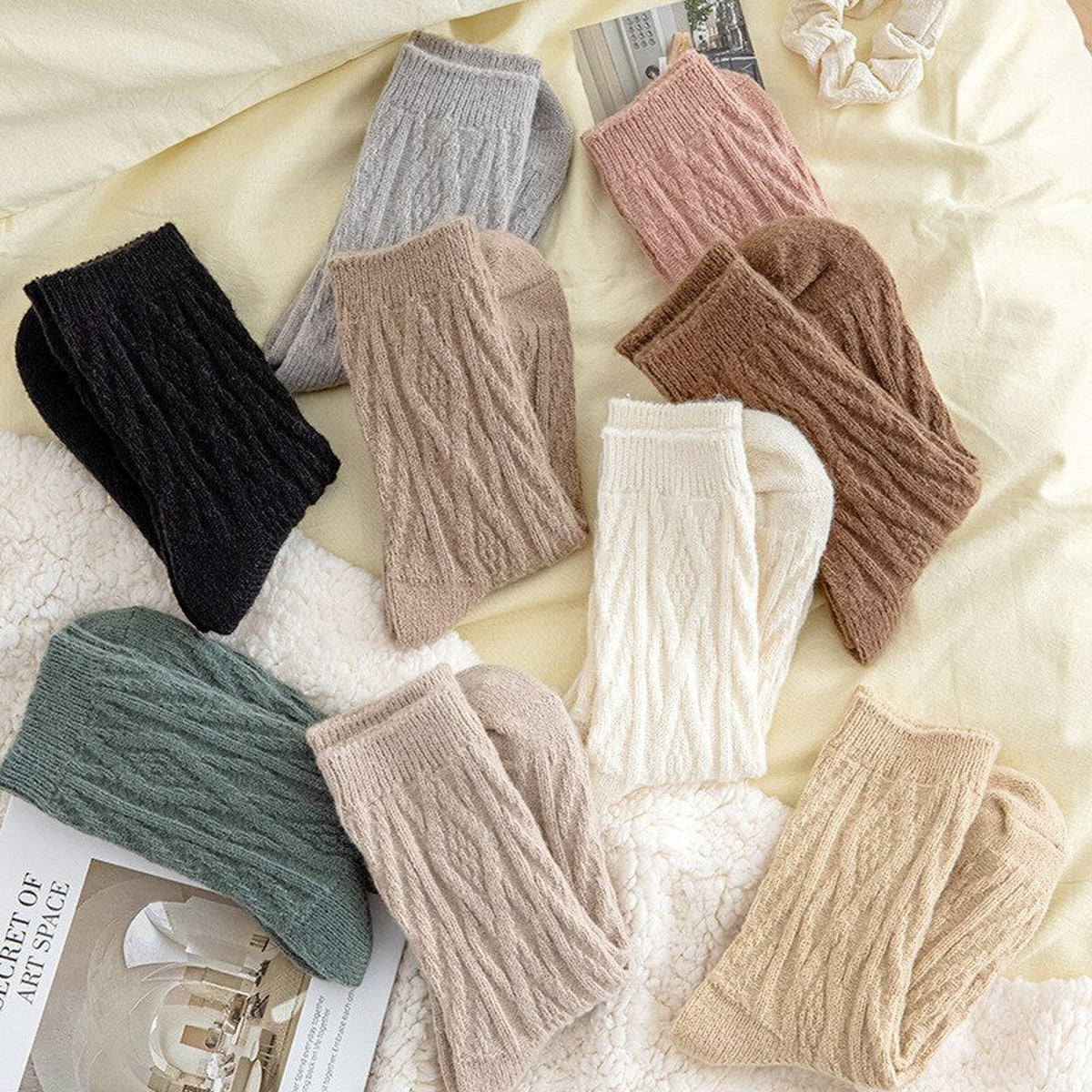 Assortiment des neuf coloris de chaussettes tricotées