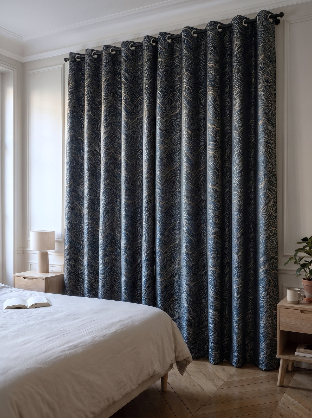 Rideau nervuré bleu tiré devant la fenêtre d'une chambre