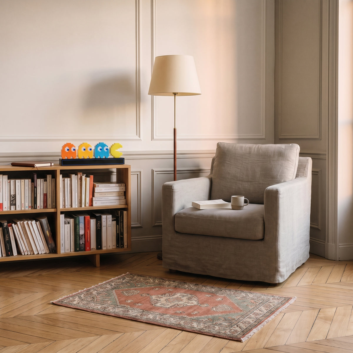 Lampe LED pixel Pac Man posée sur un bureau dans un coin lecture, dans la lumière du jour