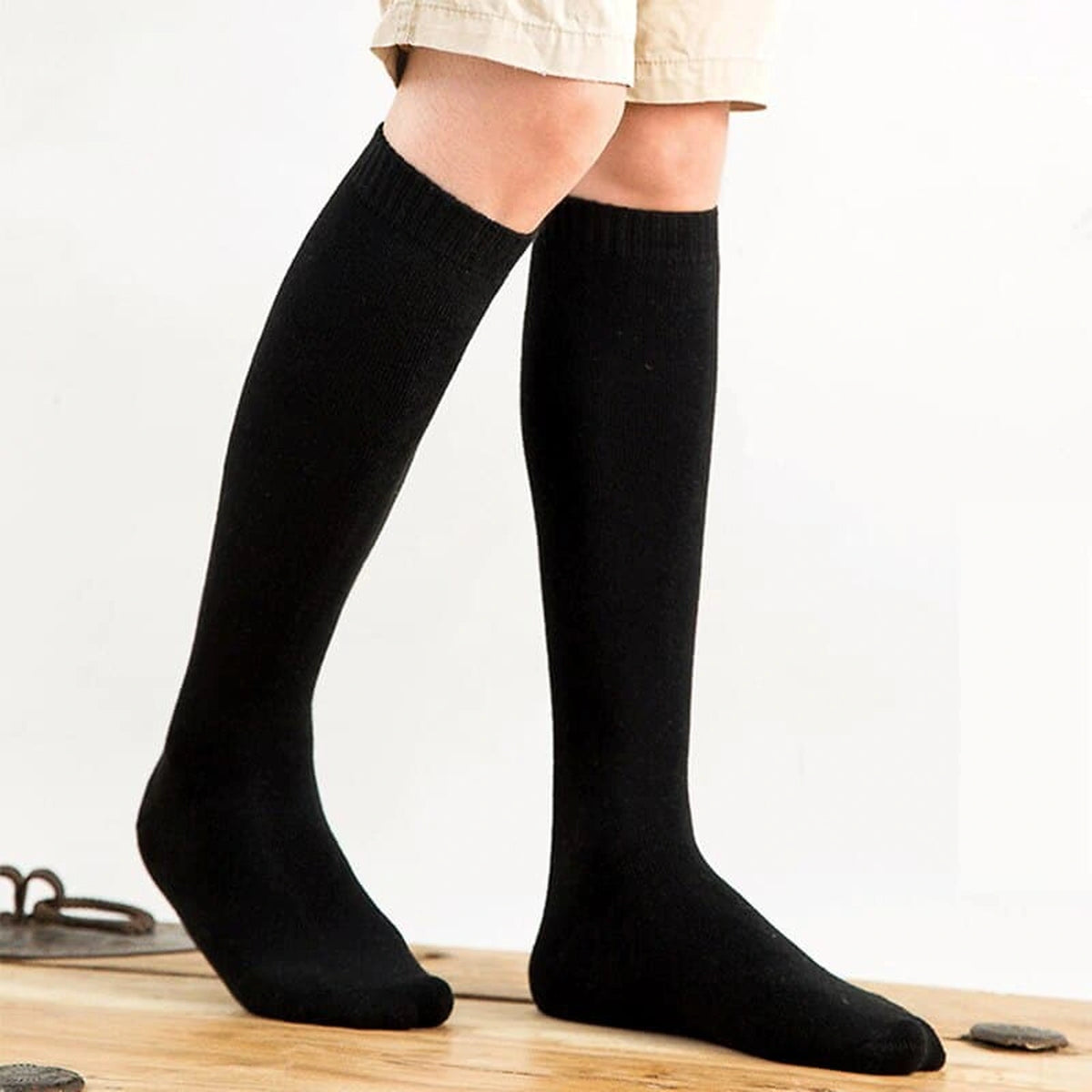 Chaussettes hautes noires portées juste sous le genou