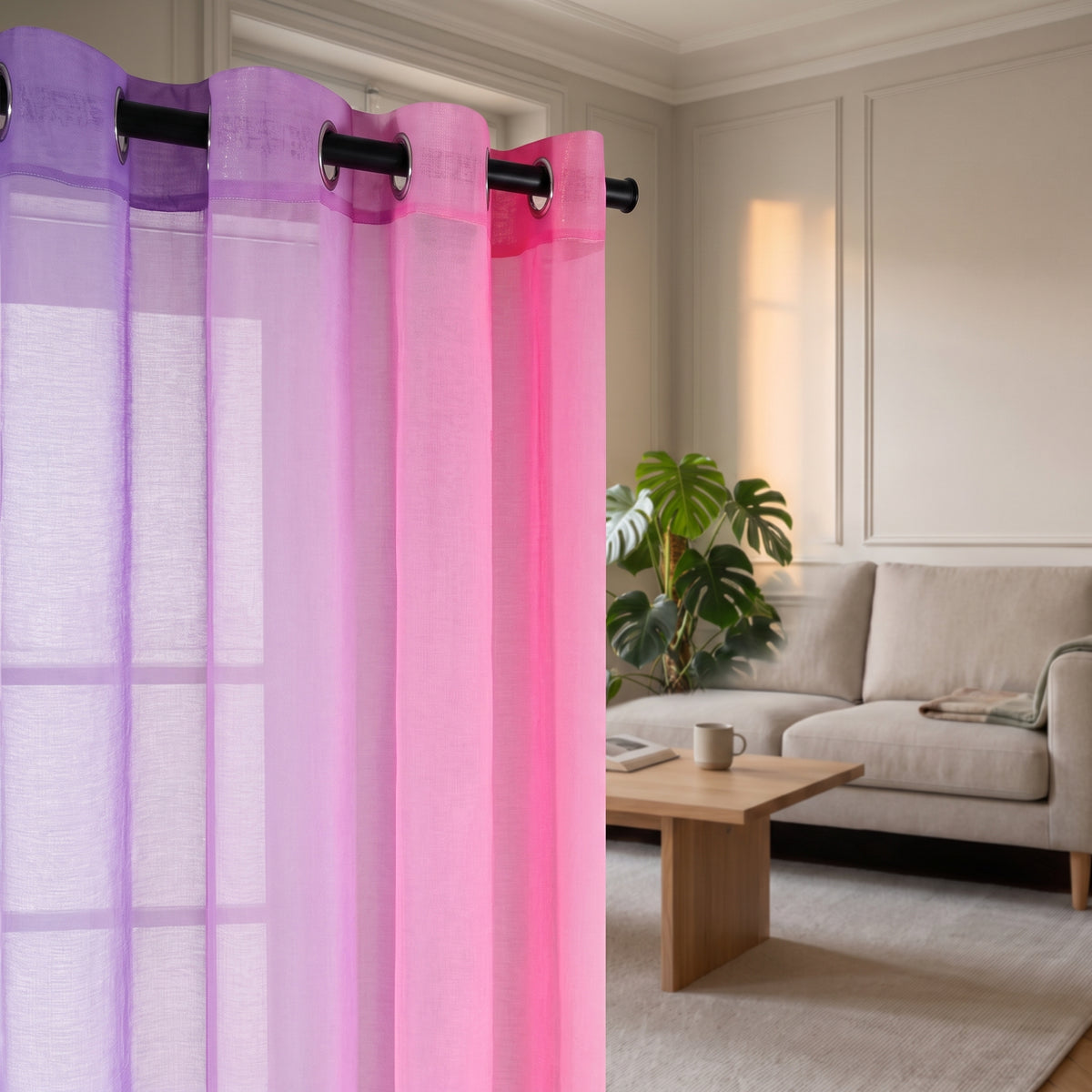 Détail de la tête et de la transparence du rideau violet et rose
