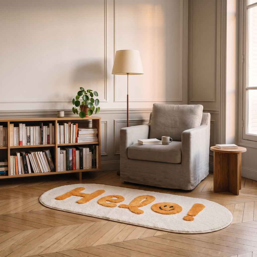 Tapis Hello devant un fauteuil de lecture, sa longueur comparée au fauteuil