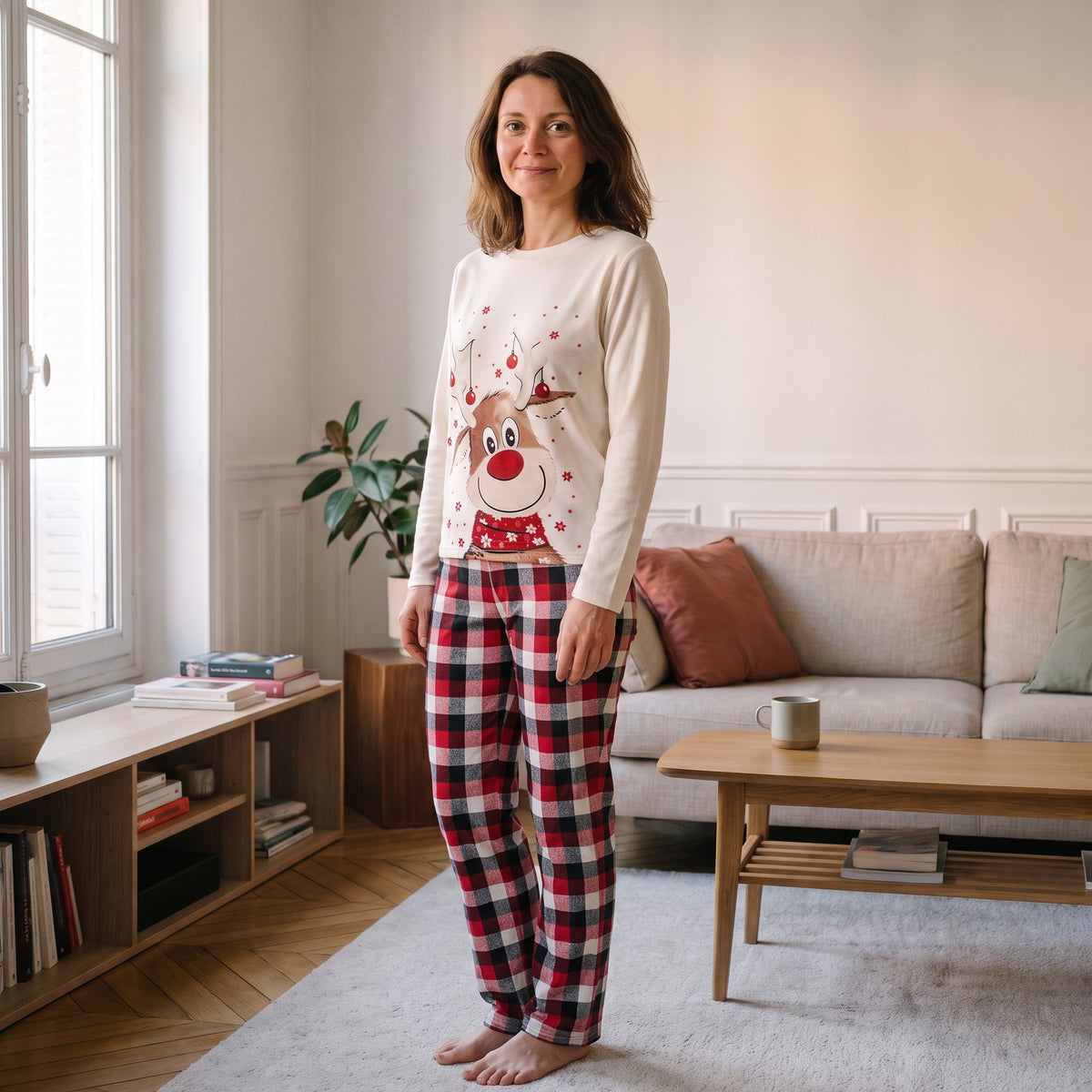 Pyjama de Noël renne et carreaux porté par une femme, modèle femme