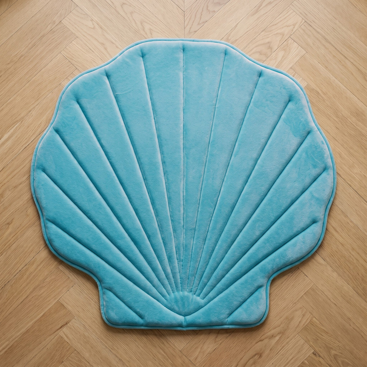 Tapis coquillage vu du dessus, bord festonné et nervures en éventail
