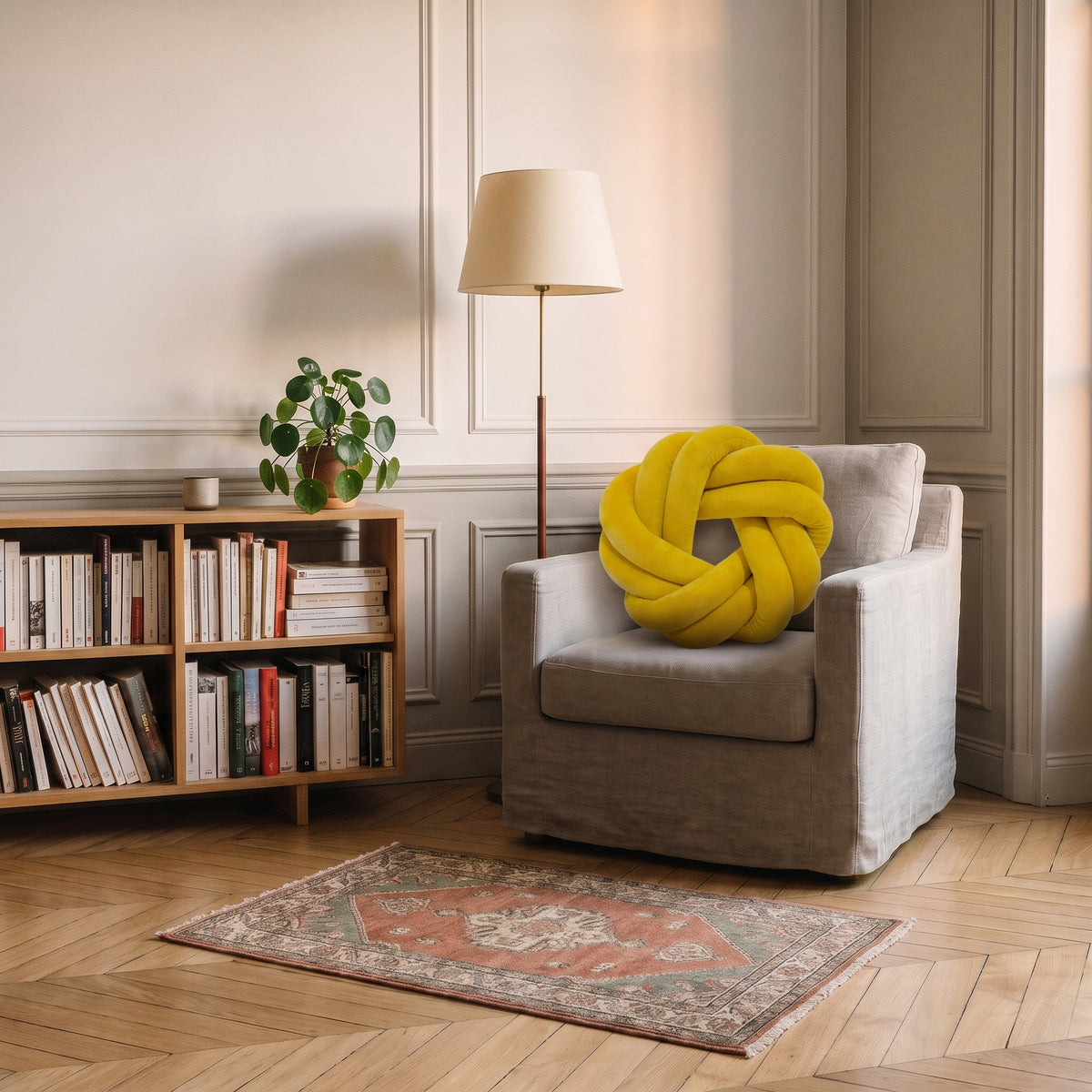 Coussin tressé donut jaune sur un fauteuil de lecture