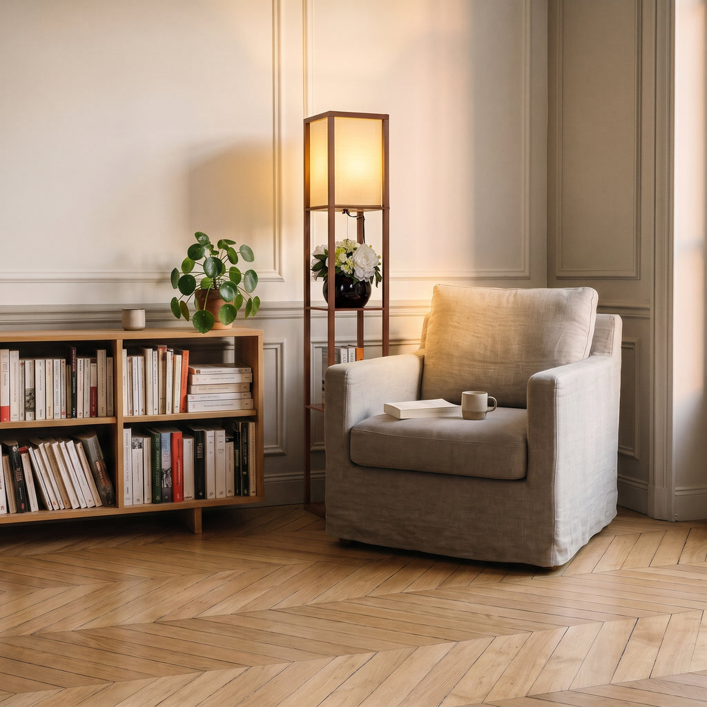 Lampadaire étagère marron allumé près d'un fauteuil de lecture