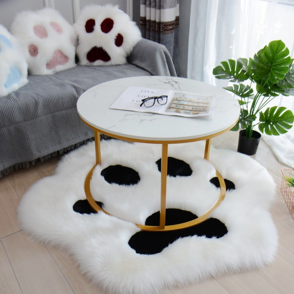 Tapis patte de chat coussinets noirs près d'une table basse