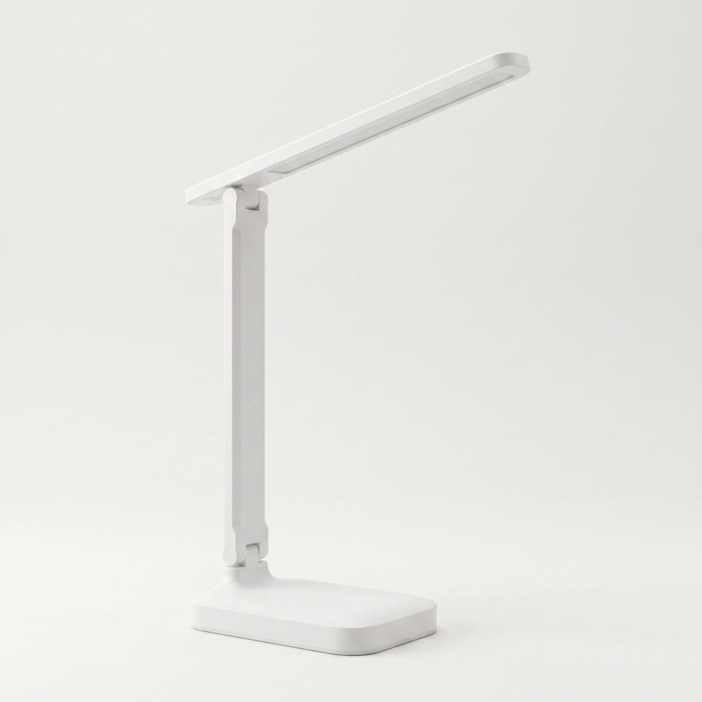 Lampe de bureau LED blanche déployée sur fond blanc cassé