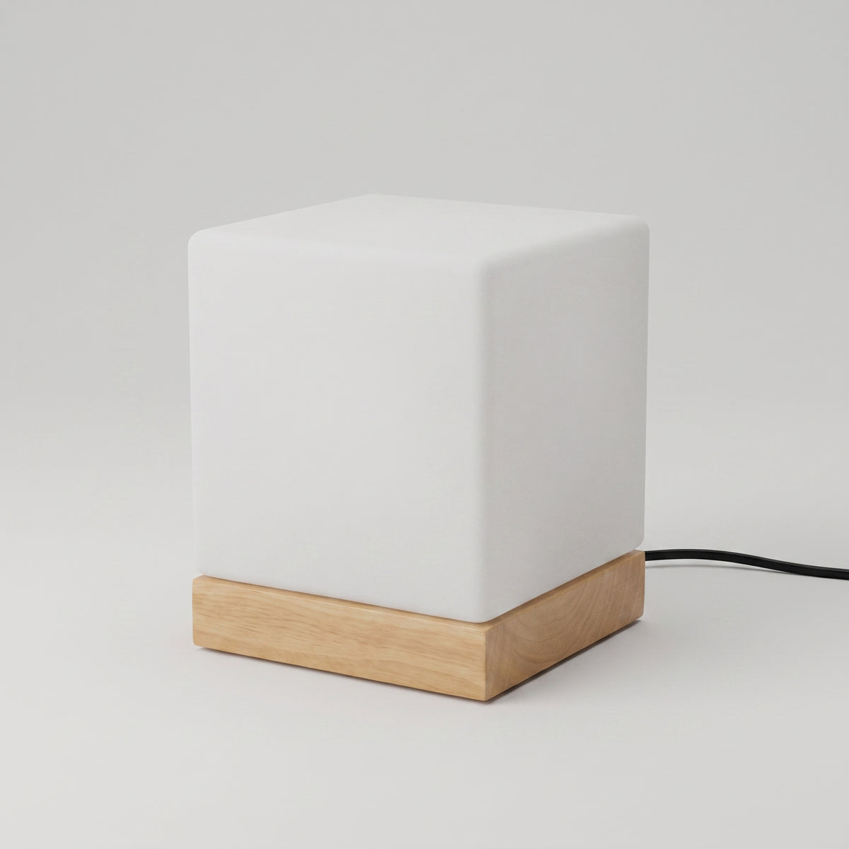 Lampe de chevet cube en bois, vue d'ensemble sur fond clair