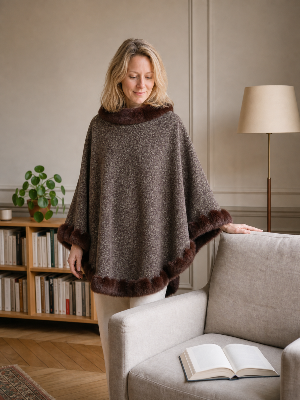Poncho femme épais marron dans un coin lecture