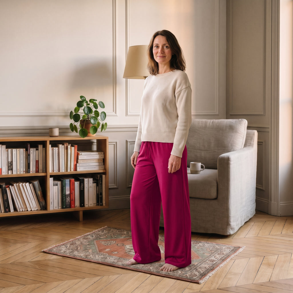 Jogging femme grande taille bordeaux à jambe large porté au coin lecture