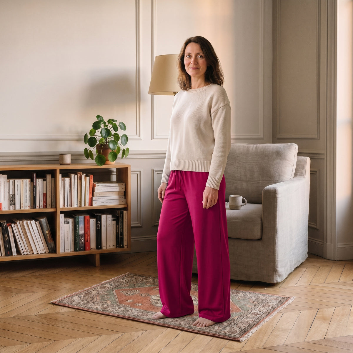Jogging femme grande taille bordeaux à jambe large porté au coin lecture