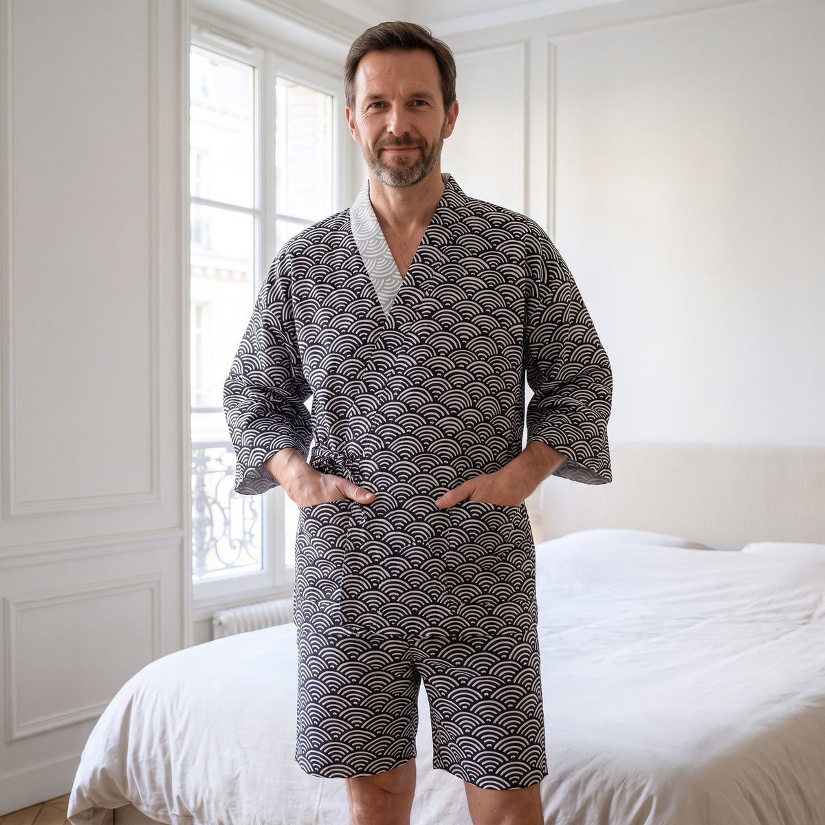 Pyjama kimono japonais homme noir porté dans une chambre