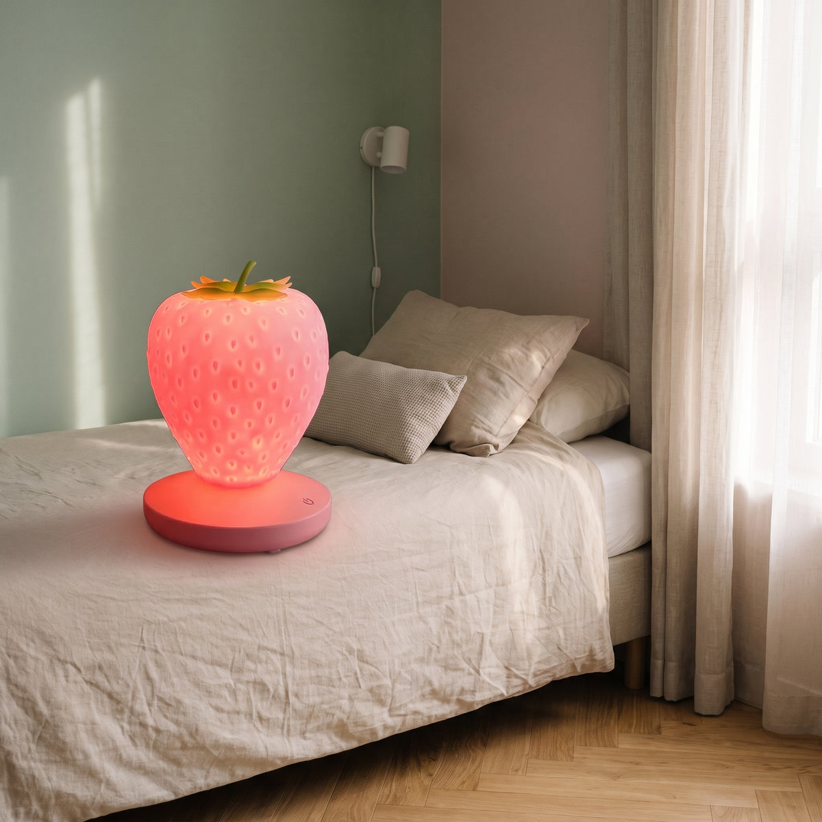 Veilleuse fraise rose allumée près du lit dans une chambre d'enfant