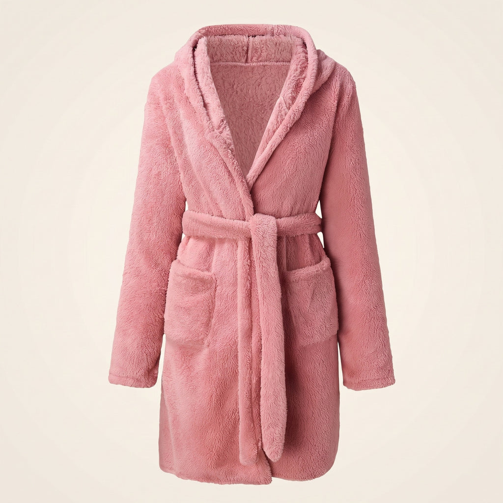 Robe de chambre courte rose à capuche en ghost sur fond uni blanc cassé