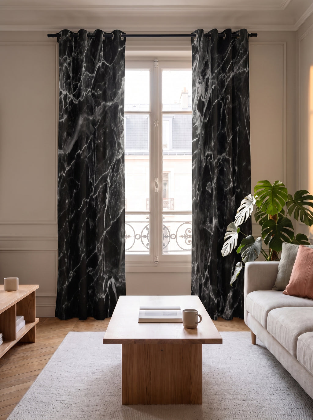 Rideau à œillets effet marbre noir ouvert de part et d'autre d'une fenêtre