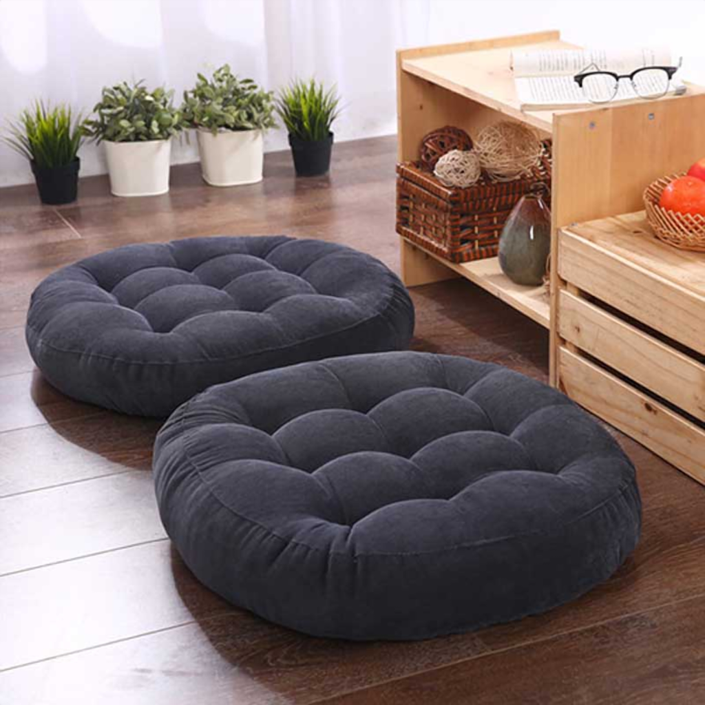 Coussin de sol rond gris anthracite, deux exemplaires posés sur un parquet