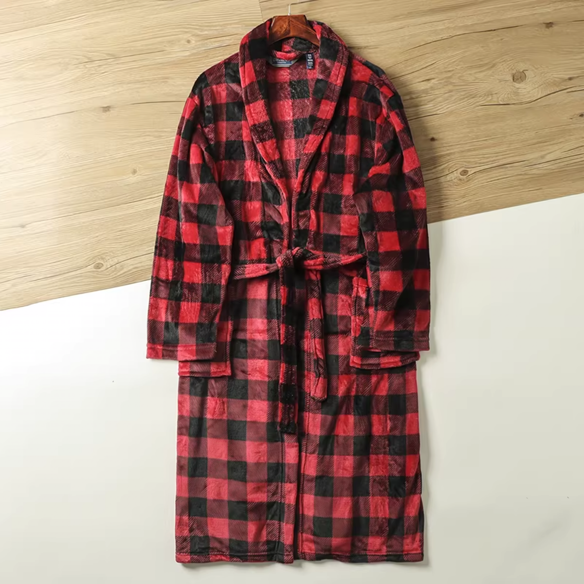 Robe de chambre homme rouge et noire à carreaux présentée à plat