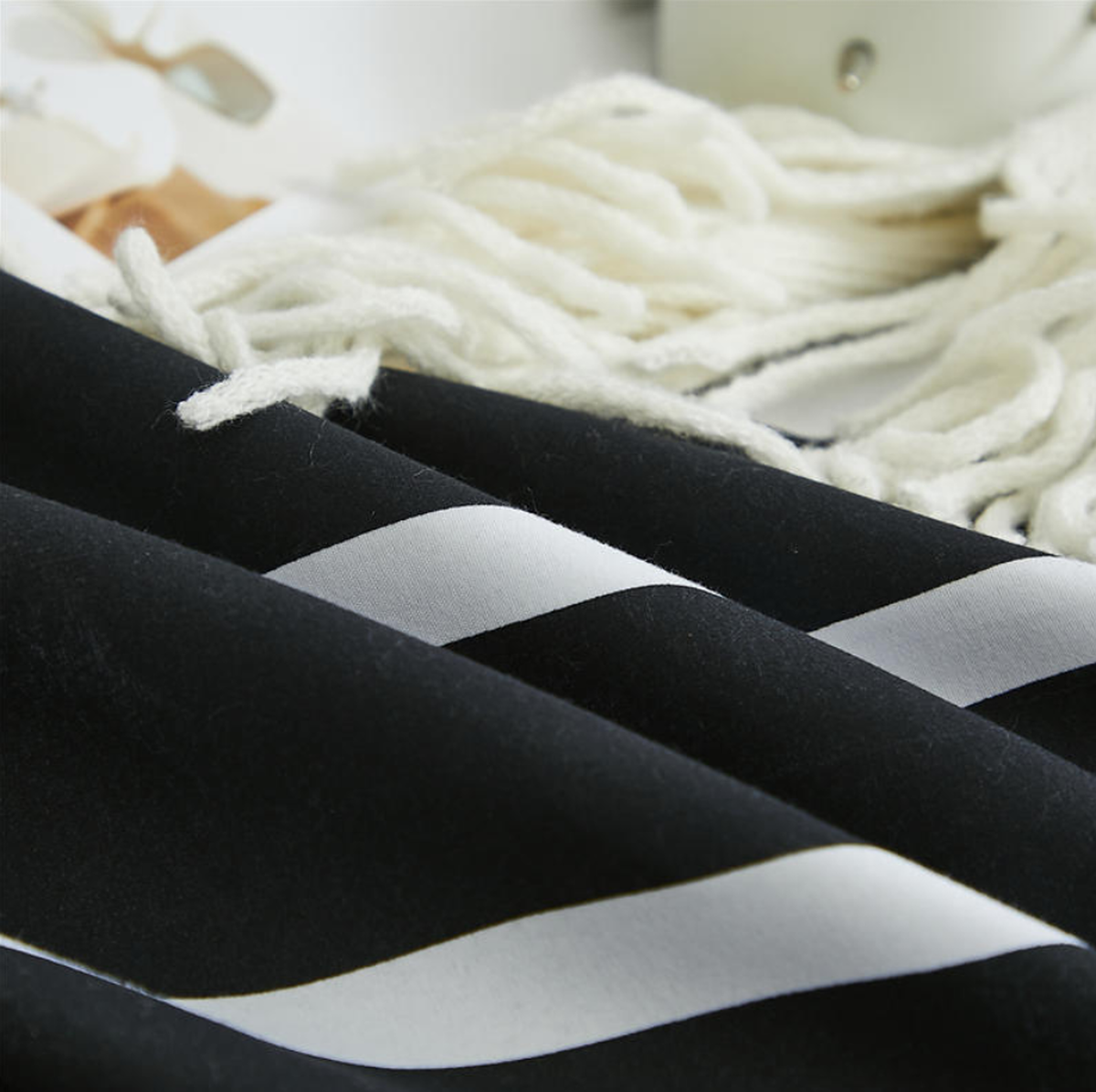 Détail rapproché des rayures noires et blanches de la housse de couette